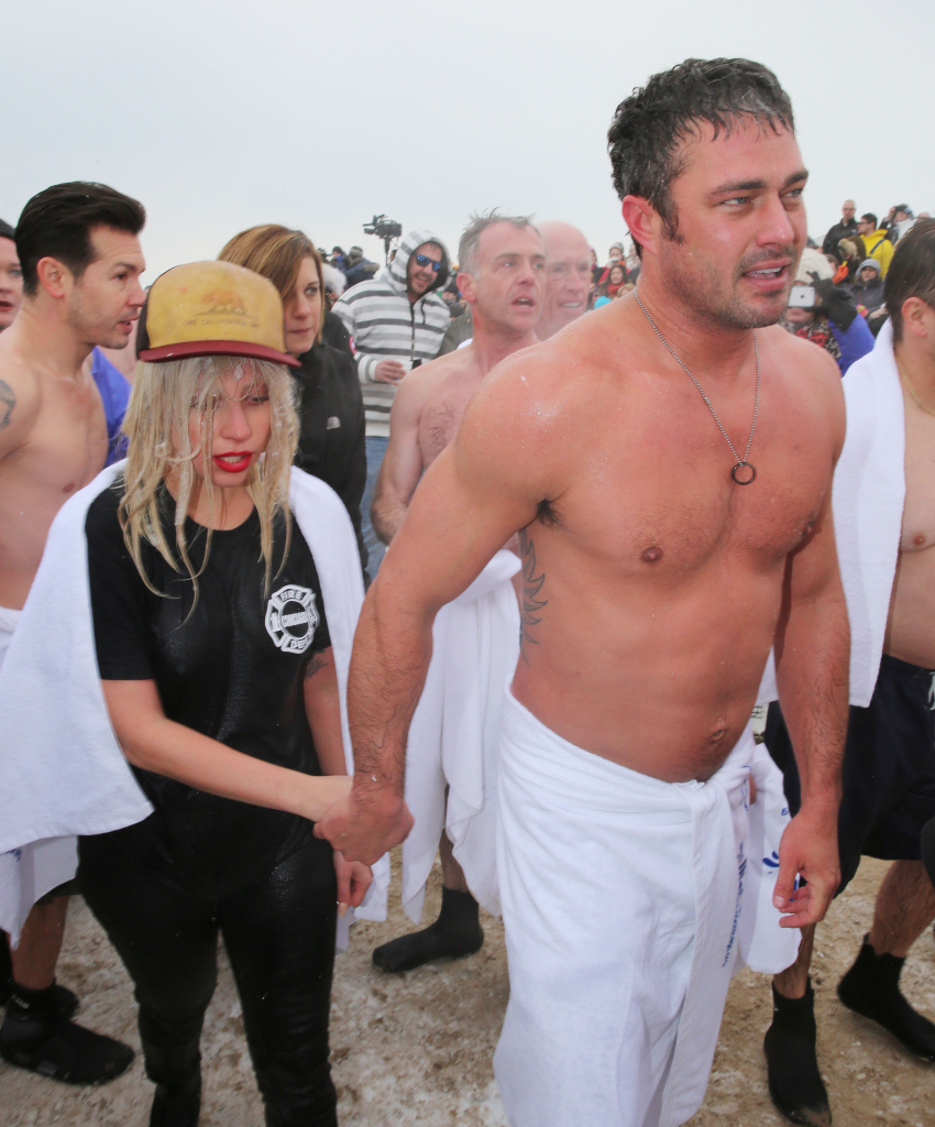 A Mother Monster e o noivo participaram do evento beneficente Chicago Polar Plunge este ano. A arrecadação de US$ 1,1 milhões foi destinada a atletas paralímpicos.