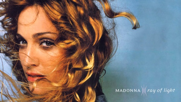 Como cantora, Madonna lançou 15 álbuns de estúdio (incluindo trilhas sonoras) e ganhou 9 Grammys