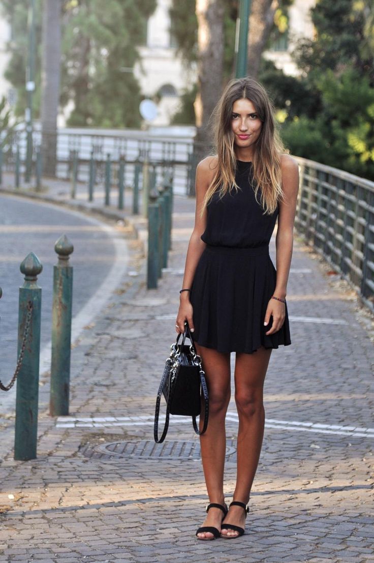 A vantagem de roupas pretas é que elas geralmente vão bem tanto para ocasiões durante o dia, quanto para curtir uma festinha a noite