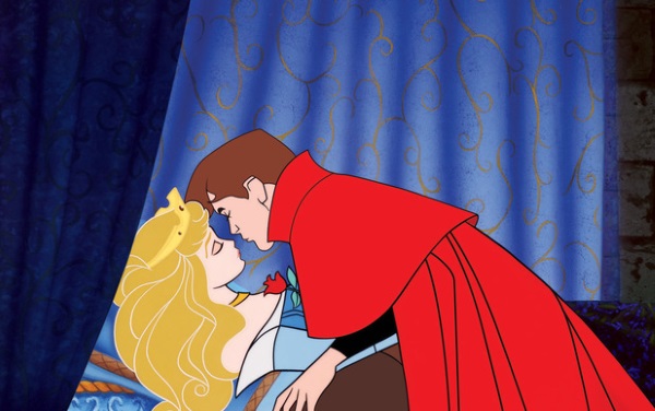 E como Branca, ela é salva no final por Felipe, que dá-lhe um beijo, despertando-a do sono eterno a que ela fora condenada pela bruxa Malévola