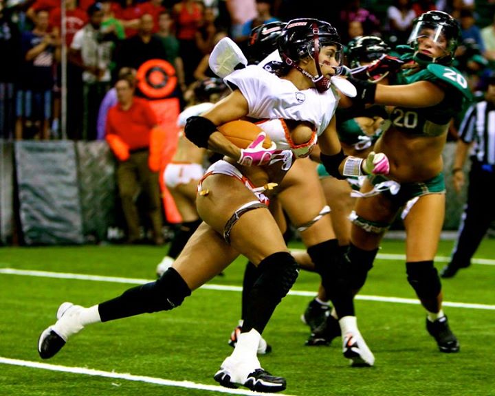 Safety do Jacksonville Breeze, Adrian Purnell também ataca como modelo e personal trainer