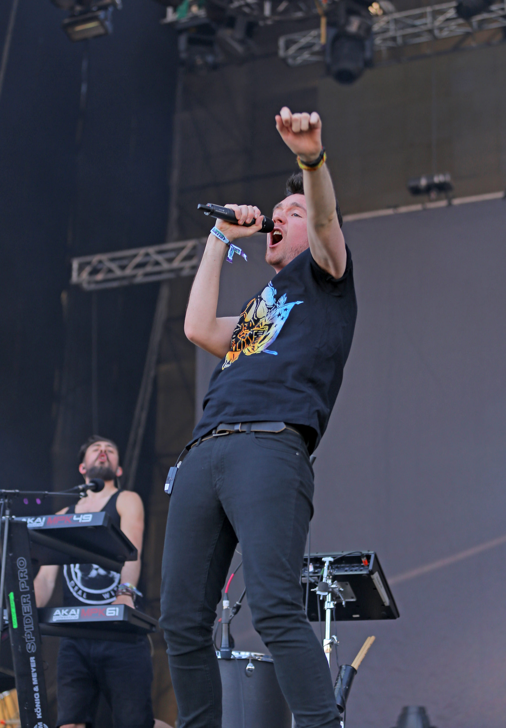 Um vocalista carismático, um punhado de hits fofos, o Bastille  faz indie rock de arena, para cantar juntinho e com o celular aceso para criar aquele efeito que antes as plateias conseguiam com isqueiros, na época em que todo mundo fumava e andava com isqueiro.