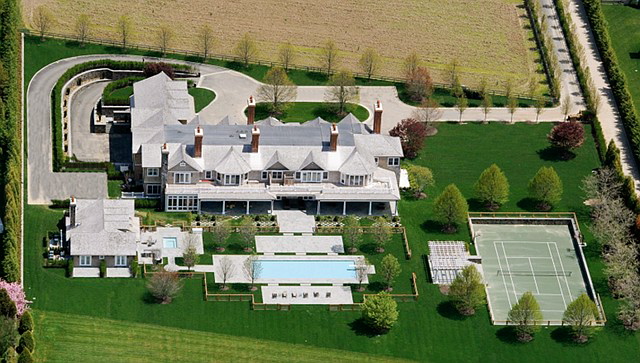 Em 2012, Beyonce, Jay-Z e Blue Ivy se mudaram para uma casinha em Bridgehampton, Nova York. Eles optaram por alugá-la por US$ 400 mil por mês. Na época, ela estava avaliada em US$ 43,5 milhões.