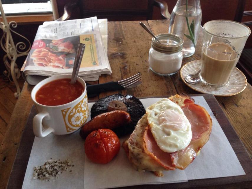 Café da manhã completo, servido em cima do papel