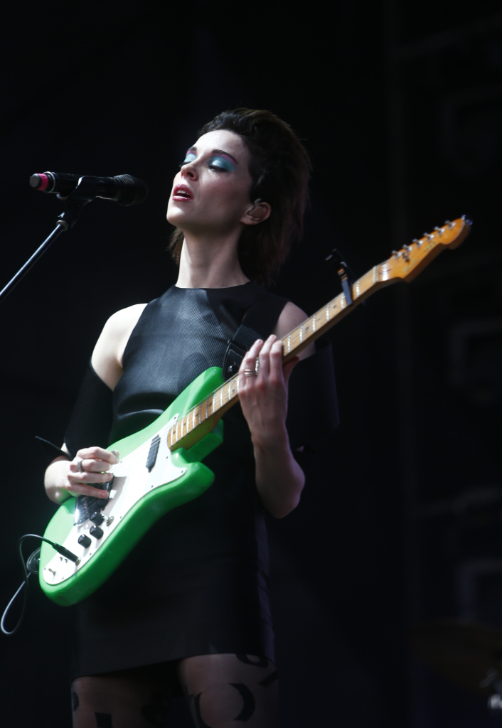 Durante show no Lolla Chile, St. Vincent se jogou na plateia e sua guitarra foi pra galera