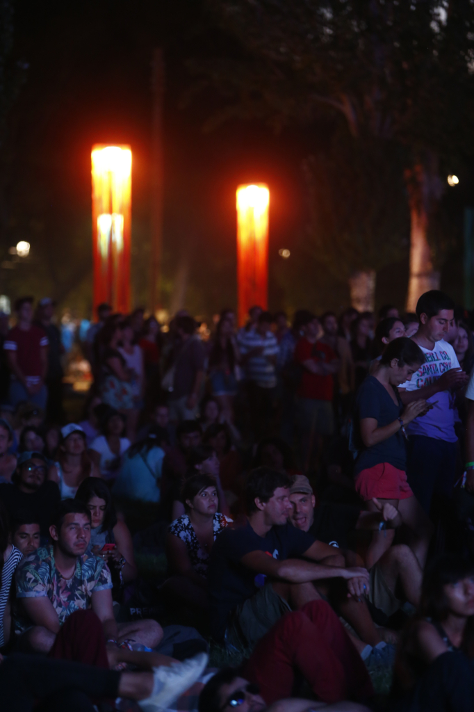 Público assiste a St. Vincent no Lolla Chile 
