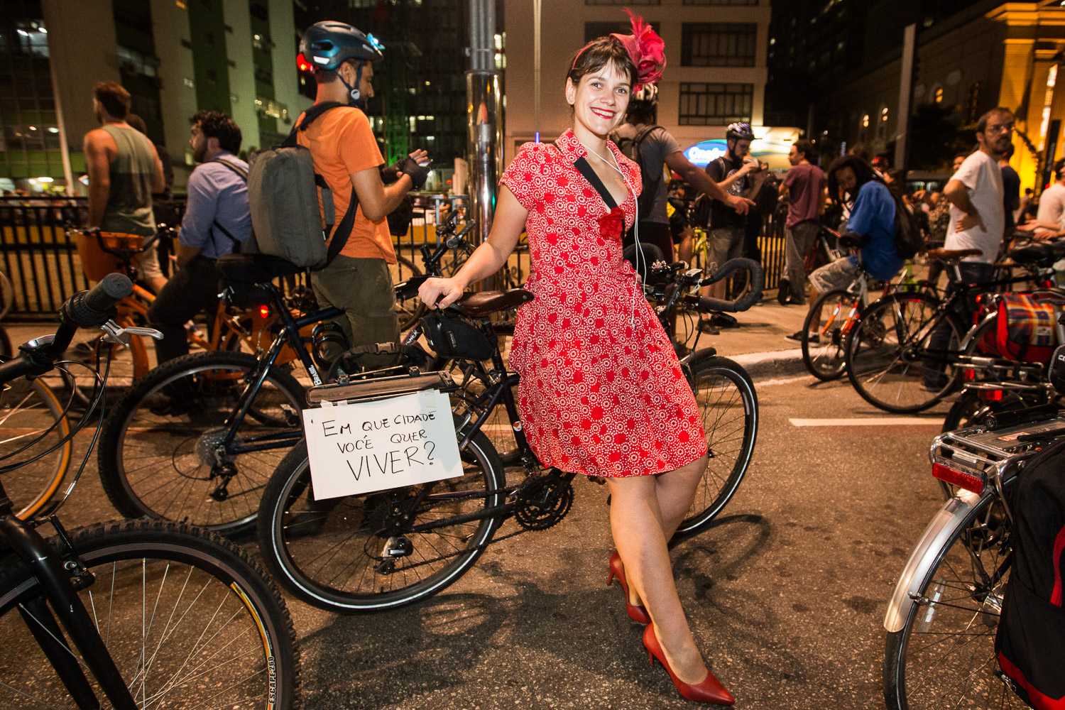 Verônica Mambrini, jornalista e ciclista: 
"Escolhi vermelho por um motivo especial. É uma cor que tem que tá no vestido, no batom, no salto, na ciclovia, mas não em poças de sangue".