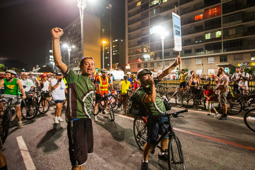 Manifestação pacífica reuniu cerca de cinco mil pessoas na noite de sexta-feira (27)