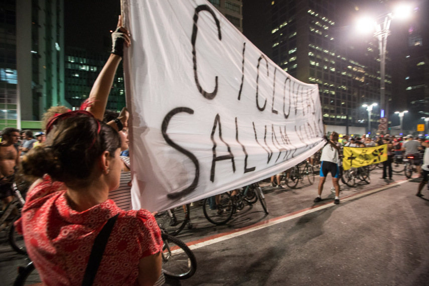 Ciclistas se reúnem na Avenida Paulista em protesto contra liminar que paralisava as obras de ciclovias 