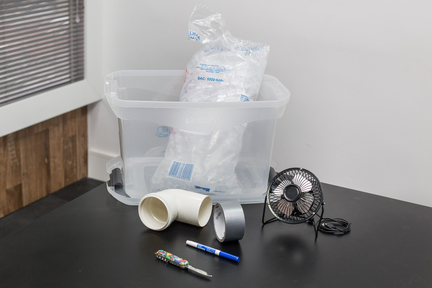 <strong>Nível de dificuldade: </strong> Coordenação Motora Fina Necessária

Você vai precisar de:
- 1 caixa plástica com tampa - pode ser também aquela caixa de arquivo, mais maleável.
- 1 ventilador pequeno  com saída USB - é possível encontrá-lo nas lojas de R$ 1,99
- 1 tomada para USB (a do seu iPhone serve)
- 1 cotovelo de PVC
- Canivete ou estilete ou tesoura - você precisará testar a resistência do plástico.
- Caneta porosa