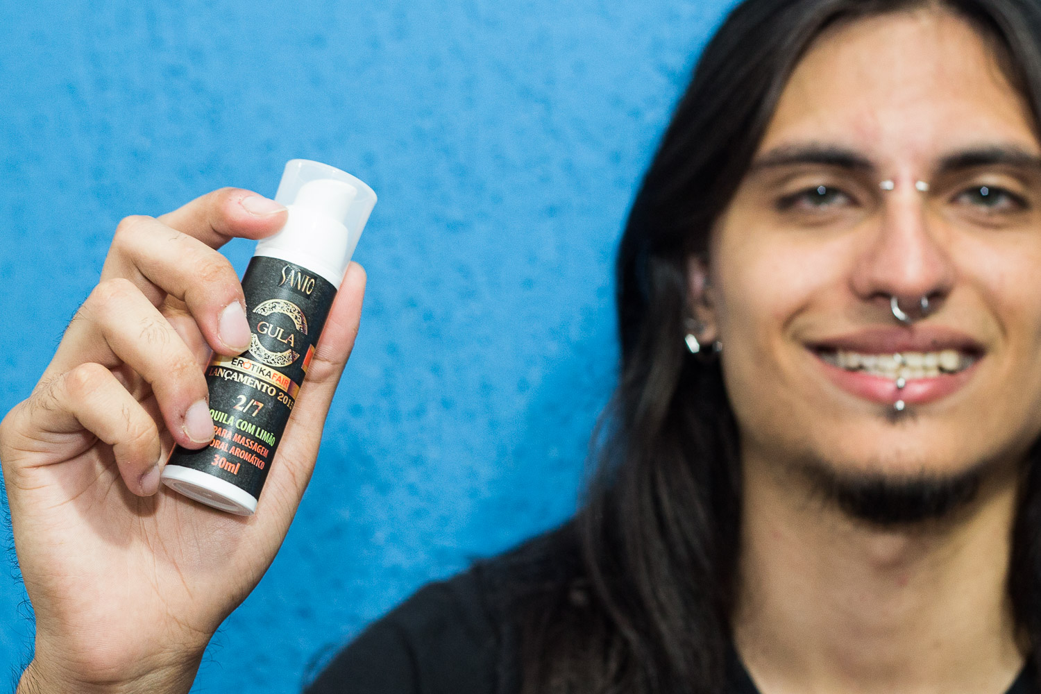 'Eu e a Tuy nos conhecemos bêbados de tequila em uma balada de rock, então esse produto resgata uma memória afetiva. É um creme que esquenta e tem um gosto muito bom, de tequila e limão. Para massagem, é ótimo'.
