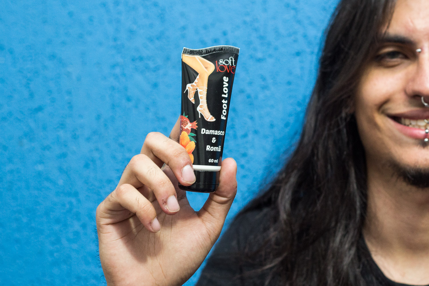'Esse produto é feito especialmente para quem tem fetiche por pés. Além de ser um massageador comestível saboroso, é um creme que hidrata. Isso porque o cara que tem fetiche por pés gosta de cuidar deles, fazer carinho, passar produtos'.