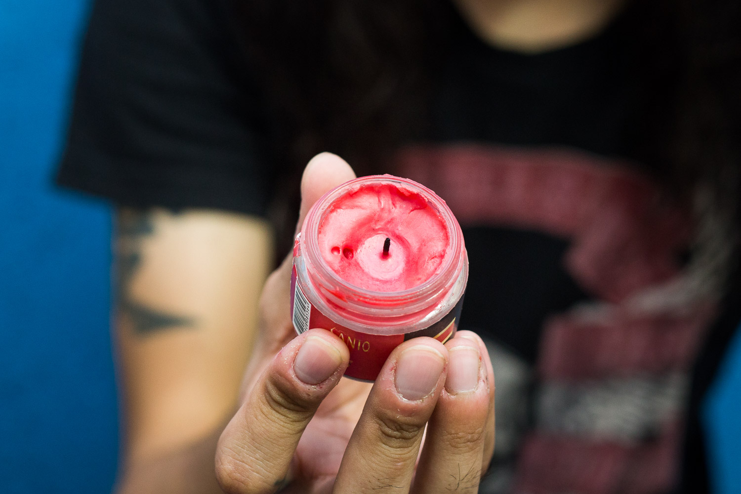 'Essa vela remete ao sadomasoquismo. No entanto, é bem segura porque derrete em uma temperatura mais baixa e não deixa queimaduras. A cera vira um gel de massagem comestível com sabor de chiclete, o que é muito divertido'.
