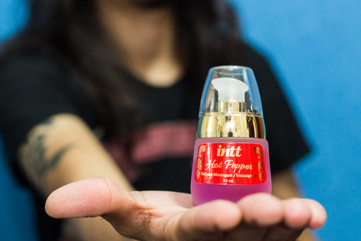 'Esse cara vem em uma embalagem linda e tem um gosto de pimenta e morango bem interessante. É um vibrador líquido para ser aplicado diretamente no clítoris. Acho que a tendência no mercado, agora, é fazer vibradores líquidos requintados'.