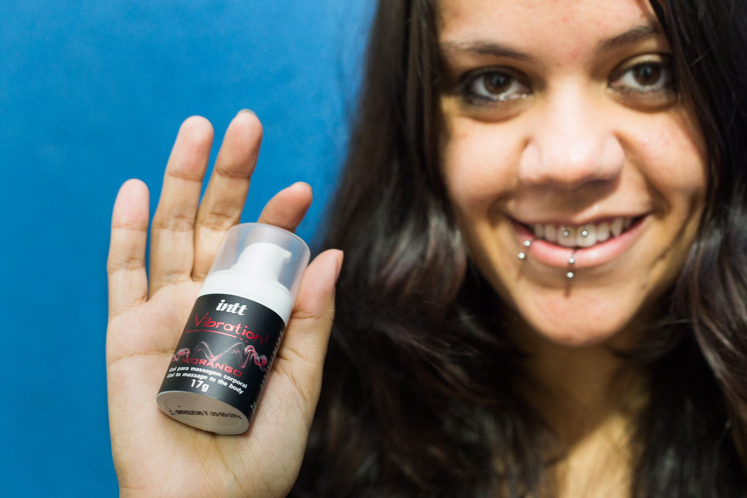 'Esse foi o primeiro vibrador líquido que eu testei, e ele permite várias sensações diferentes para a mulher. Quando você passa no clitóris, você sente mãozinhas te tocando. No sexo oral, ele dá uma esquentada. Na penetração, ele esquenta mais ainda. Além disso, o gosto é muito bom'.
