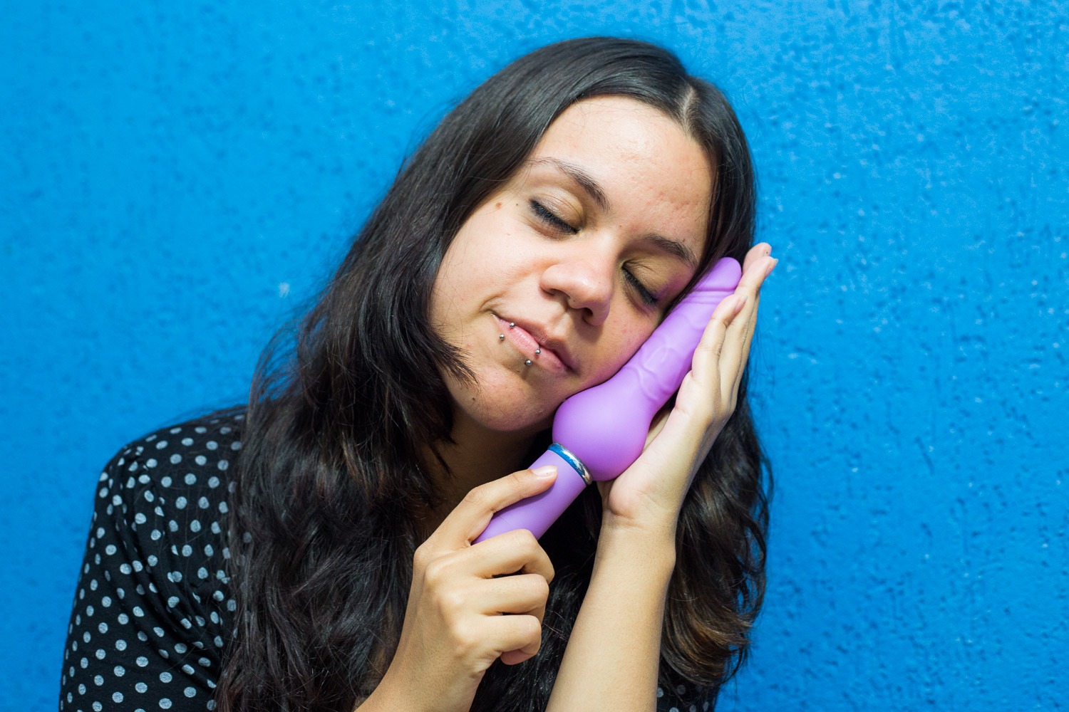 Eu gosto da textura desse vibrador. Dá vontade de dormir com ele. Além disso, ele é à prova d'água e tem 10 tipos de vibração diferentes. É o meu preferido.