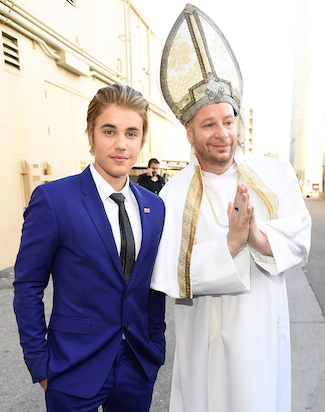 O comediante Jeffrey Ross ao lado de Bieber