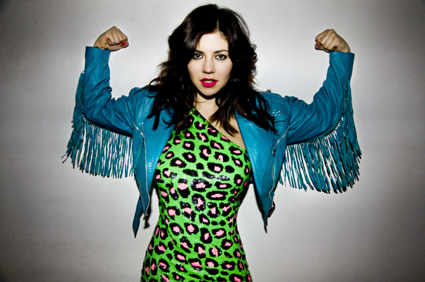 Marina & The Diamonds é ousada no vestimento! Faz um mix de country  com clubber