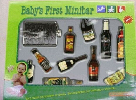 Com quatro aninhos você já podia ter um minibar, cheio de bebidas alcoólicas de mentirinha. Oi? 