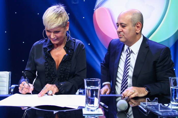 Xuxa assina contrato com a TV Record