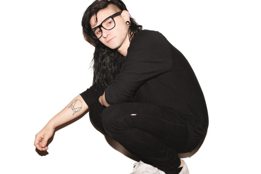 O jovem Skrillex usa roupas pretas e tem um cabelo undercut