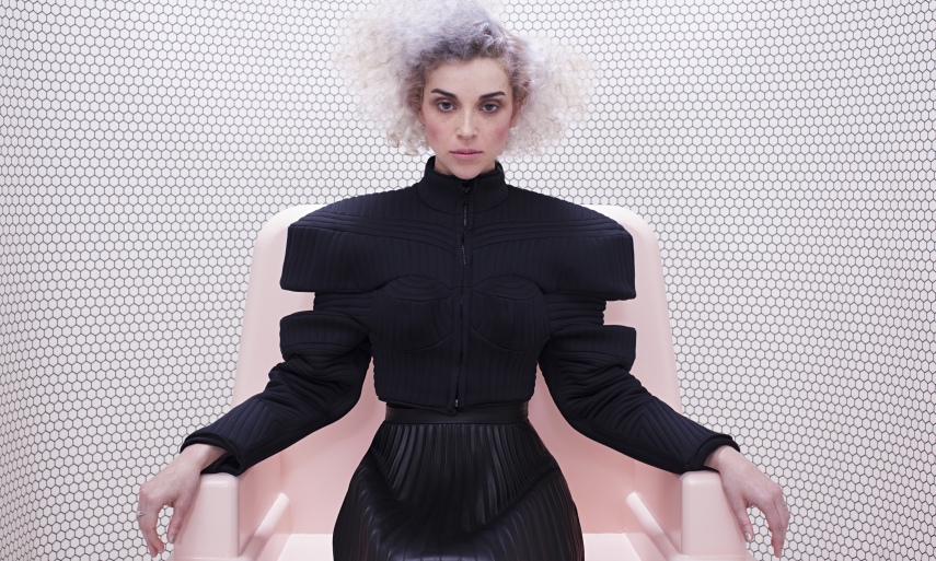 O cabelo roxo estiloso de St. Vincent combina  muito com suas roupas de brechó