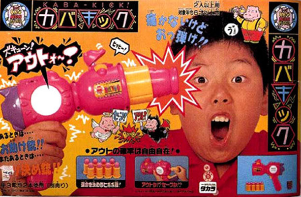 O brinquedo japonês foi retirado do mercado por machucar as crianças. Elas colocavam munições de plástico na pistola para puxar o gatilho e...BANG! Se disparasse o amiguinho perdia. Se não disparasse, o jogador ganhava pontos 