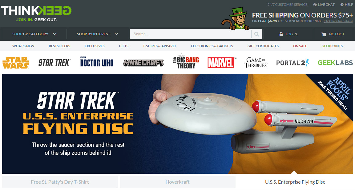O site Think Geek tem diversos itens geeks e produtos originais licenciados de séries e filmes. O frete é pago e entregue pela DHL
<a href="http://www.thinkgeek.com/"><em>site</em></a>