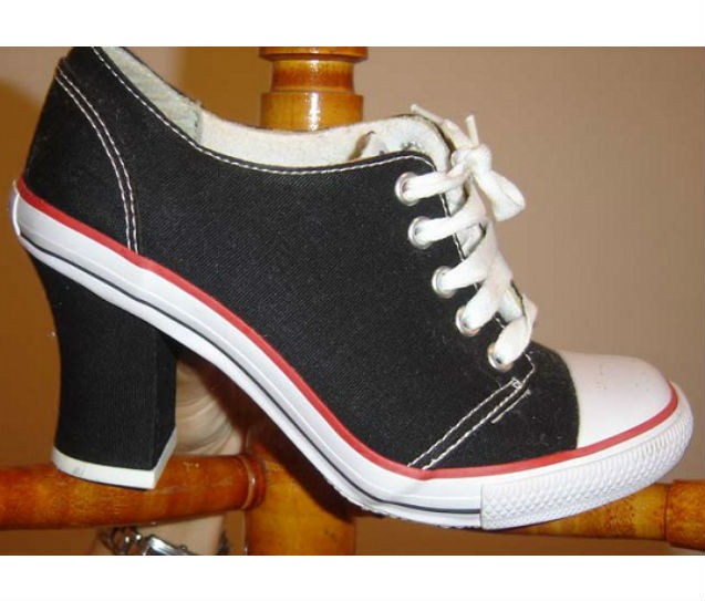 Se existe uma coisa que você provavelmente se arrependeu mais do que os tênis de plataforma, foram esses All Stars de salto. 
