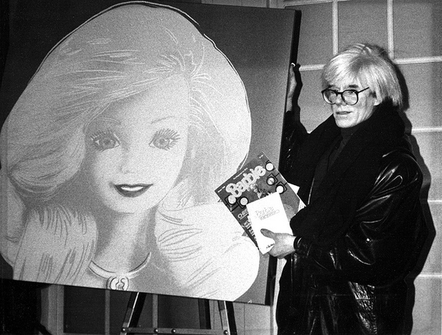 Em 1985, o ícone da Pop Art, Andy Warhol, criou um quadro que retratava a boneca.