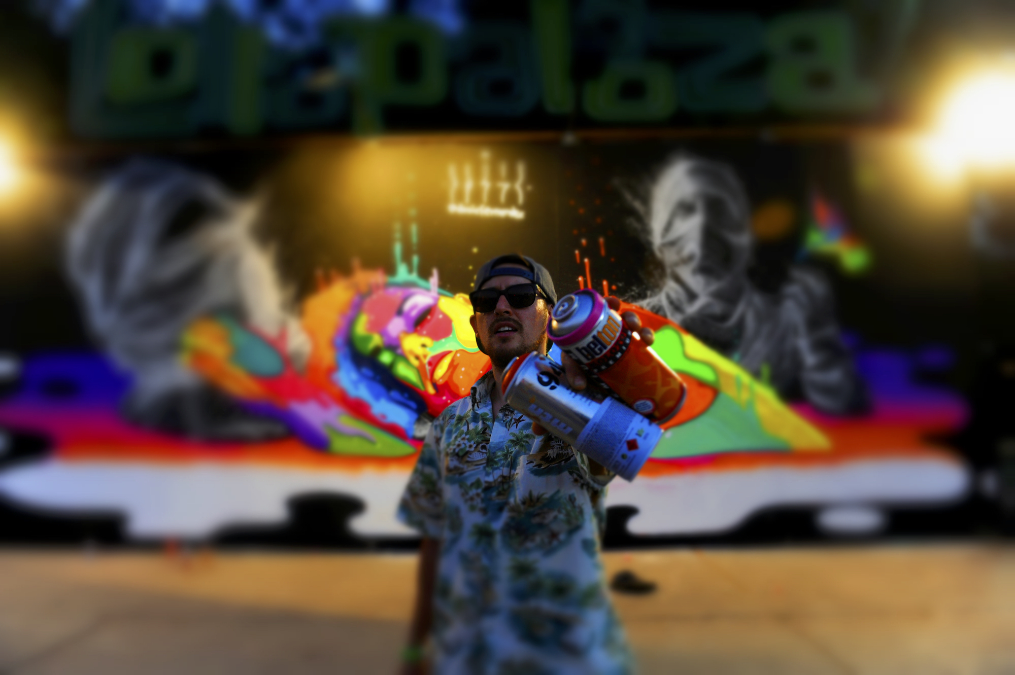 Grafiteiro na frende de sua arte no Lolla Chile