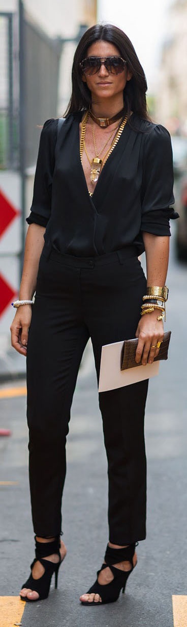 "Os acessórios em tons de dourado iluminam o visual e ajudam a deixar o look menos carregado"