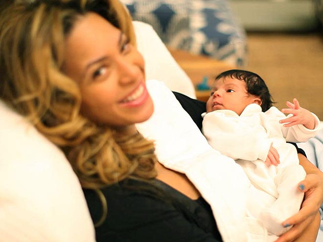 Apenas quatro semanas após a chegada de sua primeira filha, Beyoncé compartilha orgulhosamente um instantâneo de Blue Ivy no Tumblr.