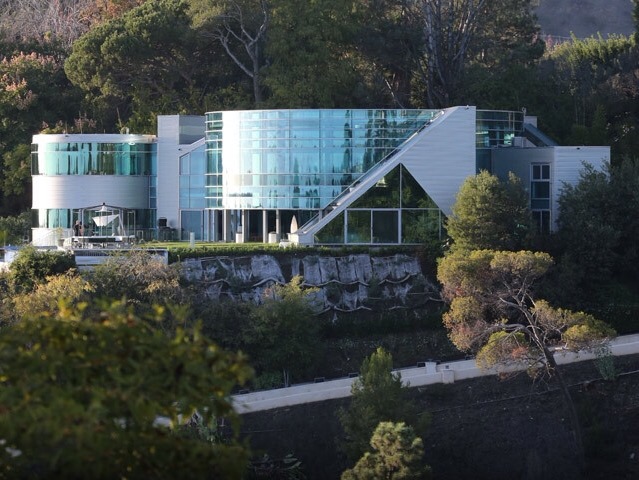 Justin Bieber mudou para casa de vidro, em Beverly Hills, no ano passado.
