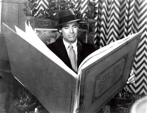 O elegante Cary escolheu um livro gigantesco cujo título não pudemos decifrar...