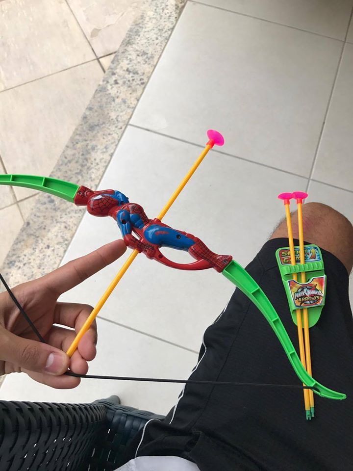 De onde está saindo está flechada do Homem Aranha?