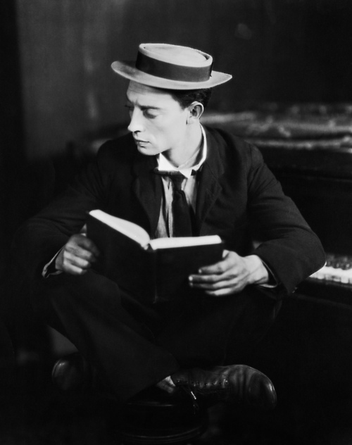 E aqui temos o gênio do cinema mudo entretido com um livro enigmático