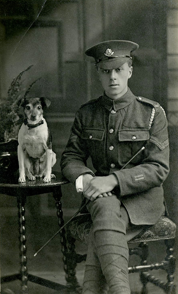 Soldado do Regimento Worcestershire  e seu companheiro canino