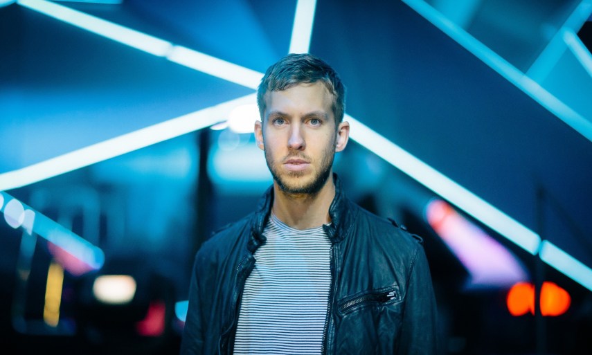 O DJ Calvin Harris faz o maior tipo mauricinho poperô, aquele estilo tão disputado lá nos anos noventa