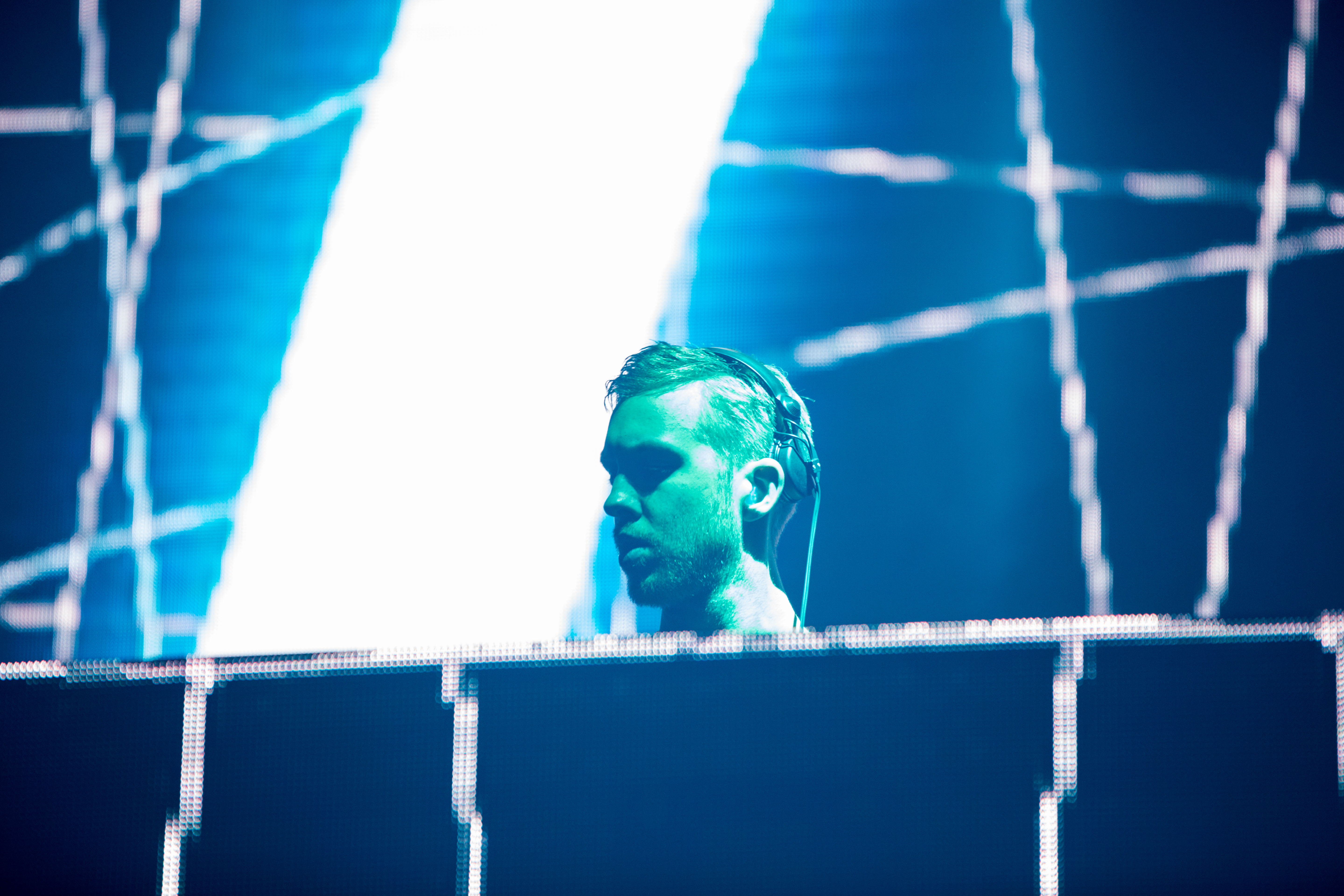 EDM nada mais é que a maneira como os americanos chamam a música eletrônica. Calvin Harris é um dos seus maiores expoentes.