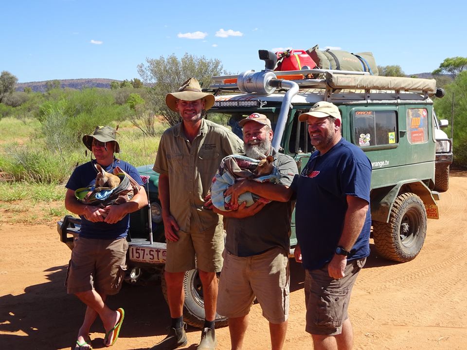 Após largar seu emprego como guia turístico, Chris "Brolga" Barnes passou a dedicar sua vida aos cangurus que precisavam de sua ajuda no interior da Austrália.Hoje ele tem um programa na BBC e um santuário com 90 hectares dedicados aos mais de 25 animais que se recuperam ou moram definitivamente por lá.