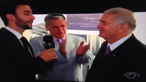 O que ele merece? Palmas do amigo. 
