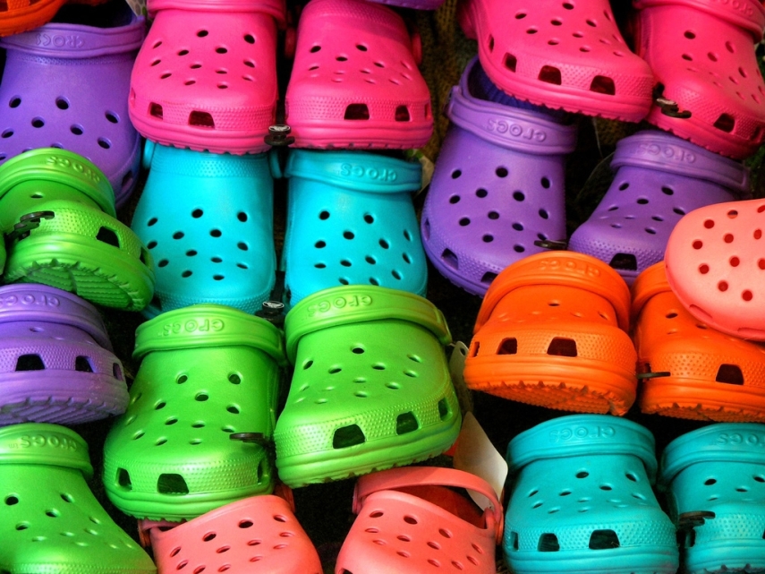 Considerada um dos maiores erros fashion ever, o Crocs também  calçou muitos adolescentes (e não tão jovens assim) pelo mundo afora. Que erro, minha gente!