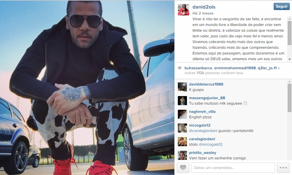 Daniel Alves usa mais sua conta no Instagram para mostrar suas roupas novas do que para falar de futebol. Deu no que deu