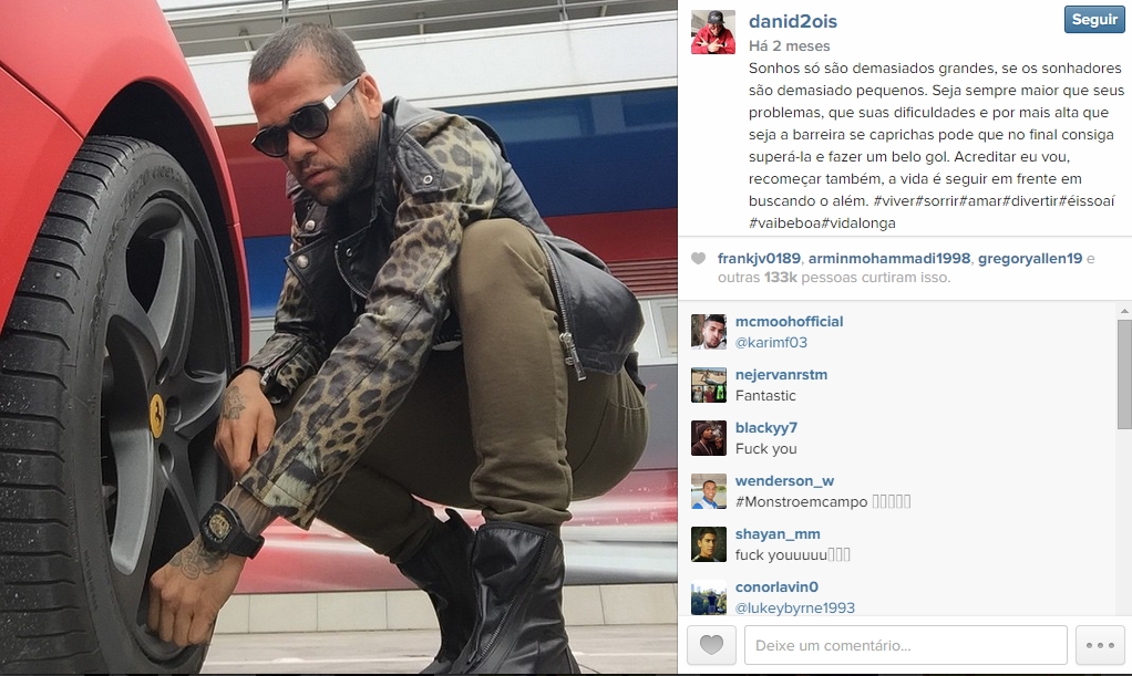 Daniel Alves usa mais sua conta no Instagram para mostrar suas roupas novas do que para falar de futebol. Deu no que deu