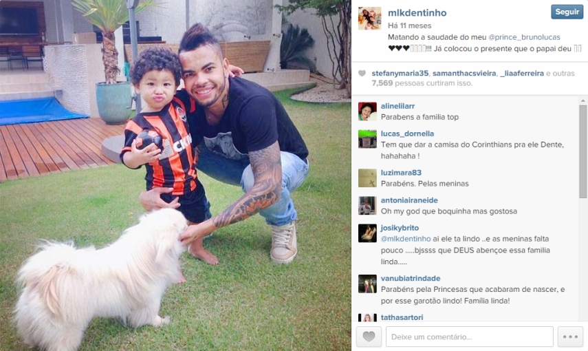 Ex-Corinthians, o atacante Dentinho tem uma dupla de cachorros inseperável