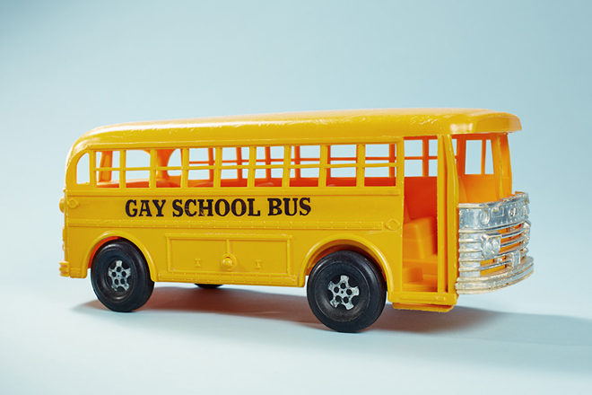As imagens falam mais do que mil palavras. O que seria esse ônibus escolar gay? 