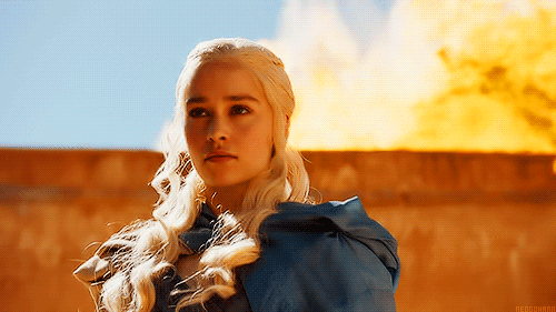 Como sua intérprete a descreveu, é uma espécie de Joana D´Arc. O casamento com Khal Drogo e a adaptação ao modo de vida dos Dothraki lhe deu autoconfiança, coragem e força.