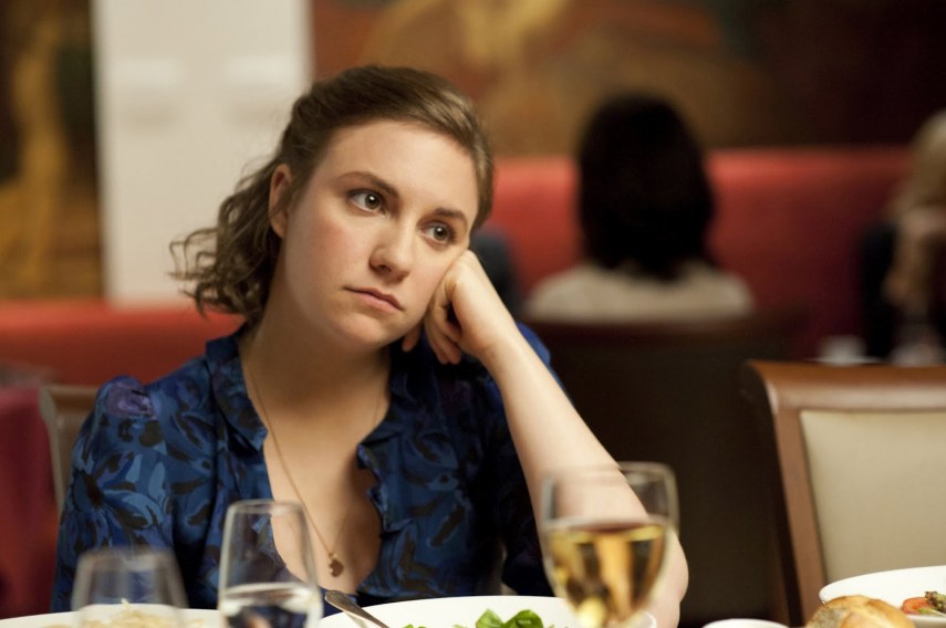 Hannah, aspirante a escritora, tem dificuldade para se manter na cidade, no começo da série. Aos 24 anos, ela tenta arrumar um emprego uma vez que os pais deixaram de sustentá-la. 