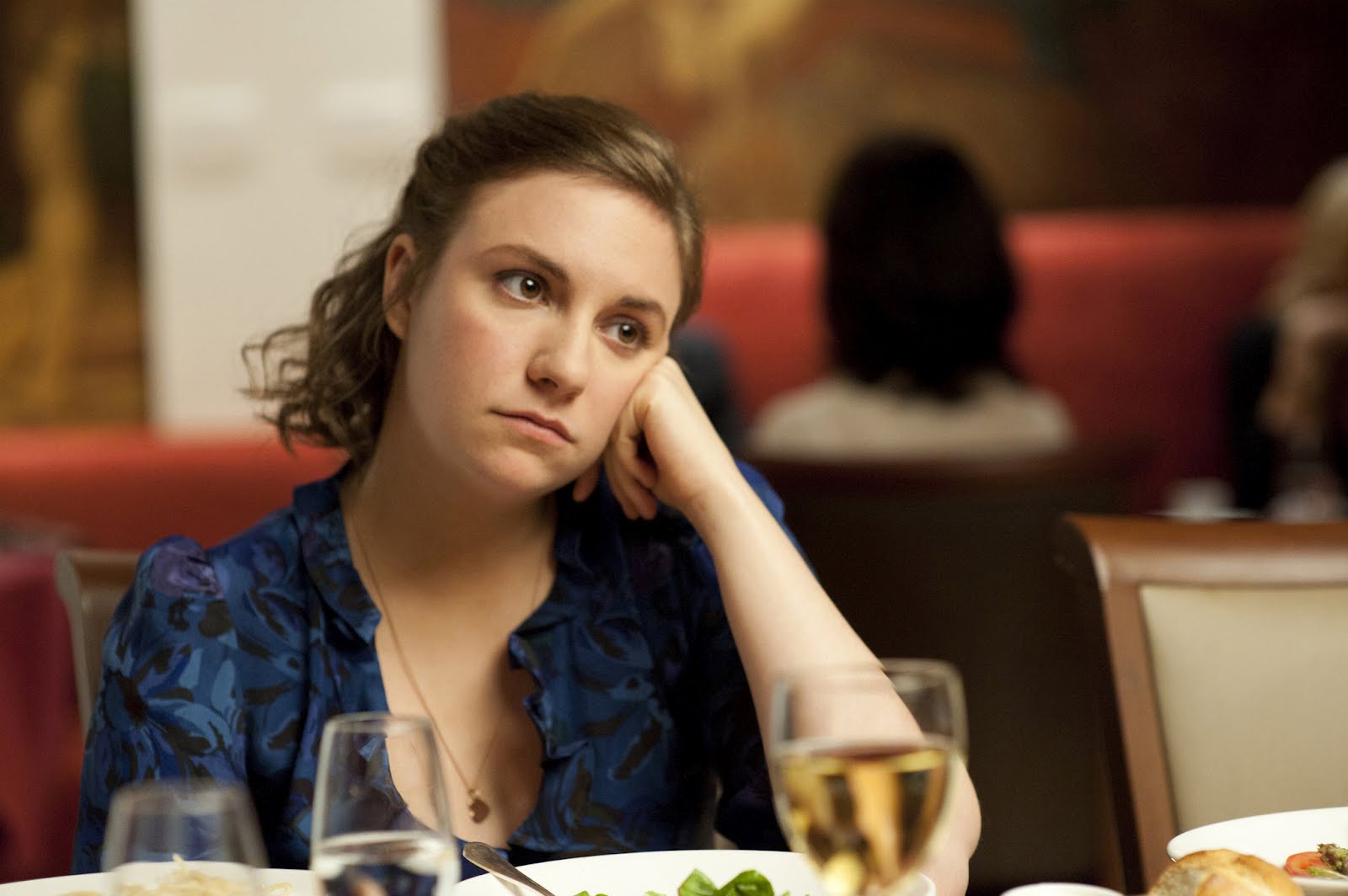 Hannah, aspirante a escritora, tem dificuldade para se manter na cidade, no começo da série. Aos 24 anos, ela tenta arrumar um emprego uma vez que os pais deixaram de sustentá-la.
